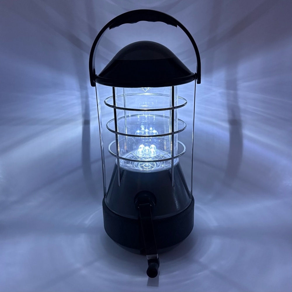 HAND-CRANK LANTERN - 5 EXTRA-LARGE LED BULBS - NO BATTERIES NEEDED